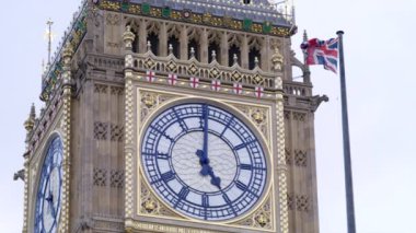 Londonların en ikonik ve en ünlü simgelerini keşfedin. Ünlü Big Ben, etkileyici Londra Gözü ve yakınlardaki canlı Westminster bölgesi de dahil.