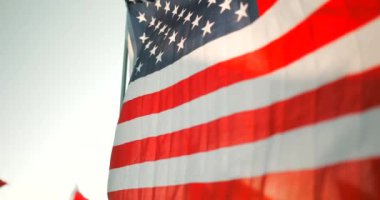 Bu Amerikan bayrağının cesur renkleri, 11 Eylül 'den etkilenenleri onurlandıran ve Bağımsızlık Günü' nü kutlayan, birlik, onur ve ulusal değerleri sembolize eden Amerikan vatanseverliğini yansıtıyor.