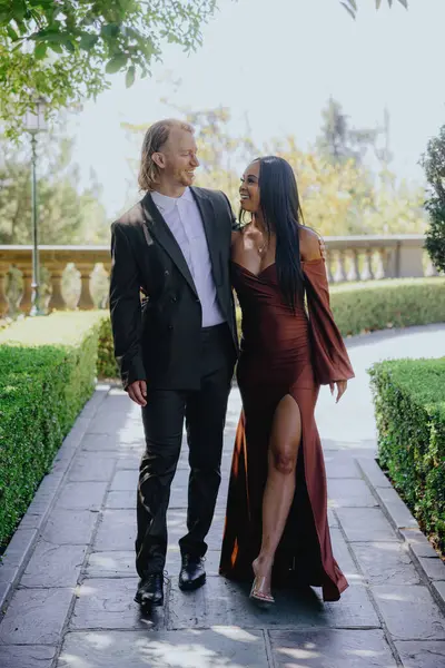 Bu güzel düzenlenmiş fotoshop eşsiz bir aşk hikayesi yakalıyor, neşeli anlar ve derin bir bağ sergiliyor, unutulmaz anılar yaratıyor yıllarca hatırlanacak.