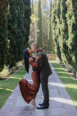 Romantik bir bahçede büyüleyici bir nişanlanma fotoshop 'u farklı bir çiftin sevgi ve neşe saçarak benzersiz bağlantılarını ve derin sevgilerini gözler önüne seriyor ve kalıcı anılar yaratıyor.