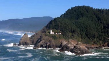 Heceta Head Deniz Feneri 'nin nefes kesici hava manzarası, Oregon Pasifik kıyılarını sersemleten dalgalar gür kayalara çarpıyor, yemyeşil ormanlar ve dingin