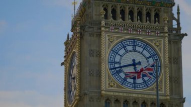 Büyük Ben, Westminster Manastırı, Yeraltı ve çarpıcı Londra Gözü gibi ikonik şehirleri keşfetmek, zengin mirası, tarihi ve canlı kültürü sergiliyor.