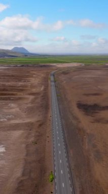 İzlanda 'nın çarpıcı hava perspektifi engebeli gökyüzü altında engebeli ve sarmal yollarla ülkenin doğal güzelliklerini gözler önüne seriyor.