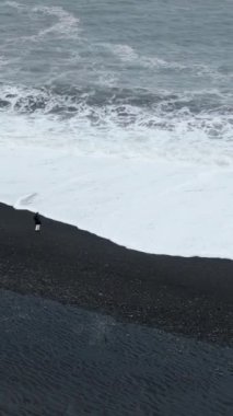 Havadan çekilen fotograflar İzlanda 'daki vurucu siyah kumlu sahili gösteriyor. Güçlü dalgalar bu eşsiz kıyı manzarasında doğanın saf güzelliğini ve gücünü vurguluyor.