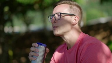 Hawaii 'de huzurlu ve huzurlu bir an yaşandı. Oahu' nun büyüleyici güzelliğini gözler önüne serdi. Okyanus titreşimleri ve yemyeşil palmiyelerin arasında arkadaşlarla paylaşılan unutulmaz anılarla doluydu.