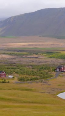 Nefes kesen hava manzarası muhteşem bir İzlanda şelalesini sergiliyor. Uçurumdan şelale gibi yuvarlanıyor, sisli bir gökyüzünün altında yemyeşil tarlalarla kaplanıyor. Doğanın ihtişamını gözler önüne seriyor.