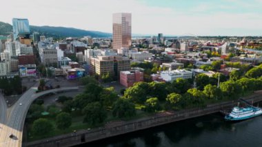 Bu çarpıcı hava manzarası Portland, Oregon şehir merkezini vurguluyor. Willamette Nehri ve ikonik ufuk çizgisine yansıyan güzel bir günbatımı doğa severler için pitoresk bir sahne oluşturuyor.