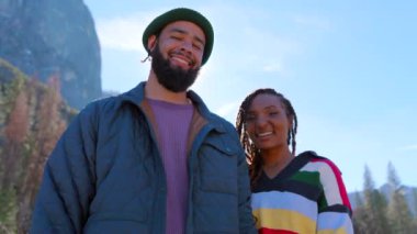 Neşeli Afro-Amerikan çifti nefes kesici Yosemite Ulusal Parkı 'nın nefes kesici genişliğinde, göz kamaştırıcı doğal manzara ve canlı macera anlayışı ile çevrili, Kaliforniya, ABD