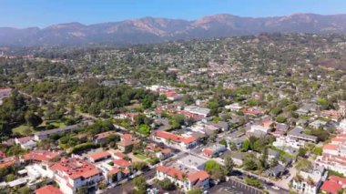 Santa Barbara, California 'nın nefes kesici güzelliğini keşfedin ve keşfedin, büyüleyici kıyı şeridi, güneşli plajları ve canlı palmiye ağaçları ile ünlü,