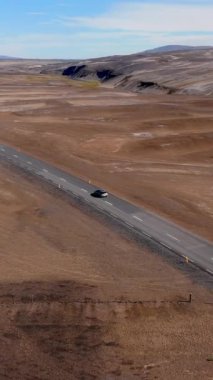 İzlanda manzaralarının doğal güzelliği çarpıcı hava çekimlerinde sergileniyor, geniş açık yollarını ve geniş arazisini sinematik manzaralarda yakalıyor, nefes kesici manzaraları gözler önüne seriyor.
