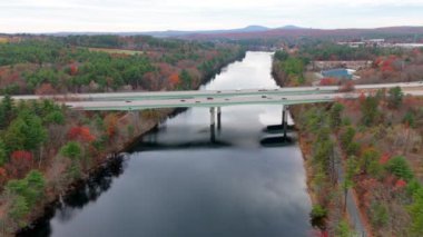 Nefes kesen insansız hava aracı mükemmel bir şekilde sonbaharın canlı renklerini yakalar ve Stowe, Vermont 'taki huzurlu nehir manzarasını gösterir. New England 'ın göz kamaştırıcı bir sonbahar güzelliği.