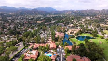 Güneşli Kaliforniya 'da bulunan canlı bir golf sahasının üzerinde süzülen nefes kesici hava aracı manzaraları yemyeşil ve büyüleyici güzellikteki manzarayı gözler önüne seriyor.