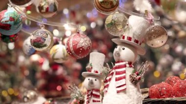 Viyana 'nın sihirli Noel pazarı, şenlikli süslemeler, neşeli kardan adamlar ve canlı süslemelerle dolu, bu tatil sezonunda harika bir kış harikalar diyarı yaratıyor.