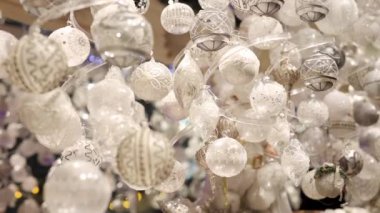 Kışın şenlikli ruhunu yakalayan güzel Noel süslerini keşfedin, bu neşeli bayram sezonunda nefis süsler ve ışıltılı ışıklar gösterin.