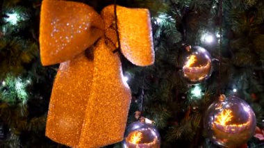 Kendinizi büyüleyici ve büyülü Noel ruhuna daldırın, güzel dekore edilmiş ağaçlar, parlak ışıklar ve şehrin her yerinde neşeli kutlamalar