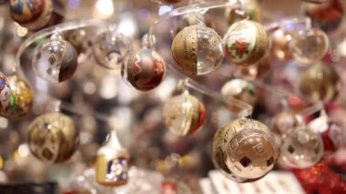 Viennas büyülü Noel pazarını deneyin, canlı dekorasyonlar, ışıltılı süsler, ve neşeli bir atmosfer ile dolu, büyüleyici tatil sezonunu kutlamak için mükemmel bir yer.