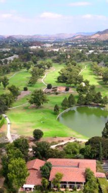 Canlı bir Kaliforniya golf sahası yakalıyor, yemyeşil ve dingin manzaralarını sergiliyor, açık havanın güzelliğini ve rahatlama ve rahatlama duygusunu somutlaştırıyor.