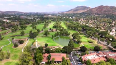 Bu hava çekimi canlı bir Kaliforniya golf sahası yakalıyor, yemyeşil ve huzurlu manzaralarını sergiliyor, açık havanın güzelliğini ve rahatlama ve rahatlama duygusunu somutlaştırıyor.
