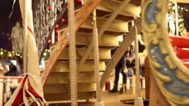 Viyana 12-20-22. Viyana Noel Pazarı, çok güzel süslerle süslenmiş. Hoş hediyeler, bayram neşesi Kış Harikalar Diyarı Atlıkarıncası 'nın büyülü cazibesi