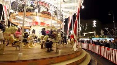 Viyana 12-20-22. Viyana 'nın bayram cazibesini deneyin, şenliklerde ışıldayan bir Noel atlıkarınca, kahkahalar ve heyecanlı kalabalıklarla çevrili, büyüleyici büyülü bir atmosfer yaratıyor.