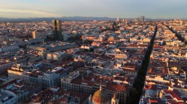 Çarpıcı hava aracı görüntüsü, canlı günbatımı renklerindeki muhteşem tarihi mimariyi ve Madrid 'in ikonik simgelerini, muhteşem Spains başkentinin olağanüstü güzelliğini yakalıyor.
