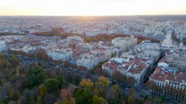Sinema insansız hava aracı çekimi Madrids 'in özünü yakalıyor, El Retiro Park' ı ve Puerta de Alcala gibi ikonik simgeleri sergiliyor, güneş batarken şehir trafiğinin çerçevelediği, sakin bir sahne yaratıyor.
