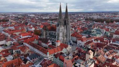 Almanya 'nın Bavyera kentindeki tarihi ve kültürel bir şehir olan Regensburg' un muhteşem hava manzarasını keşfedin. Ufuk çizgisini geliştiren ikonik mimarisi ve renkli çatılarıyla tanınıyor.