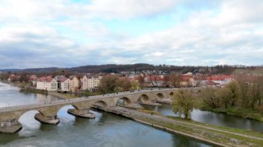 Tarihte zengin bir Bavyera şehri olan Regensburg 'un nefes kesici hava manzarasını deneyimleyin. Nehir boyunca uzanan ünlü taş köprüyle birlikte eşsiz ve çeşitli mimarisini sergiliyor.