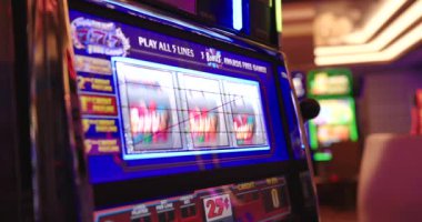 Kumarhanenin heyecan verici atmosferini tecrübe edin. Potansiyel ikramiyelerin ve büyük kazançların heyecanının unutulmaz bir eğlence ve eğlence yarattığı göz kamaştırıcı kumar makineleriyle.