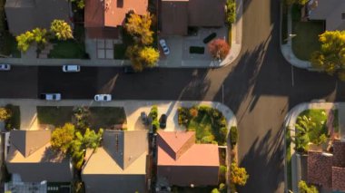 Kesinlikle göz kamaştırıcı bir hava manzarası Los Angeles 'ın sakin ve sakin bir banliyö mahallesini sergiliyor. Hoş bir gün batımının sıcak altın parıltısıyla yıkanmış büyüleyici evleri barındırıyor.