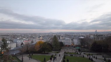 Alacakaranlıkta Paris 'in nefes kesici manzarasına dalın, büyüleyici şehir manzarasını ve Montmartre' ın çarpıcı sanatsal yüksekliklerinden gökyüzünün canlı renklerini gösterin.