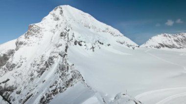 Piz Gloria, Schilthorn 'un muhteşem karlı zirveleri ve nefes kesen panoramik manzarasıyla büyüleyici ve resimli kış manzarasını yakalayın. Bu manzara sizi doğal güzelliklere karşı dehşete düşürecek.