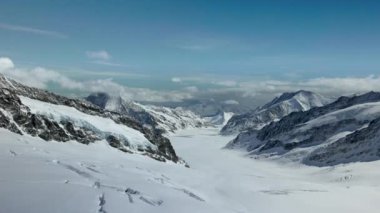 Piz Gloria 'nın nefes kesici kış manzarasını keşfedin, Schilthorn, karla kaplı dağlar ve sakin vadilerle maceracılar için mükemmel bir dağ cenneti