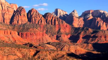 Nefes kesici insansız hava aracı görüntüleri günbatımının büyüleyici saatinde Zion Ulusal Parkı 'nın görkemli kızıl kaya oluşumlarını yakalar ve Utahların çeşitli manzaralarının doğal güzelliğini gözler önüne serer.