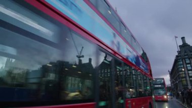 London, BİRLİK KINGDOM - 9 Mart 2024. Londonların ikonik siteleri Big Ben ve parlamento binalarını keşfetmek için unutulmaz bir yolculuğa çıkın. Klasik kırmızı çift katlı otobüs Big Ben tarafından geliştirildi.