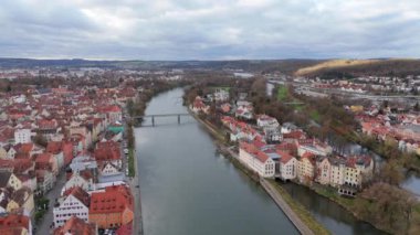 Bavyera 'nın göbeğinde bulunan ve büyüleyici tarihi mimarisini ve güzel manzaralı su yollarını gözler önüne seren Regensburg' un nefes kesici ve resimli hava manzarasını keşfetmek için bir dakikanızı ayırın.