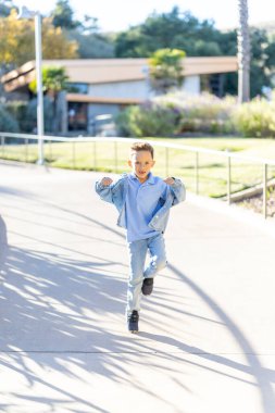 Parlak mavi elbiseler giymiş neşeli bir çocuk güneşli bir yolda hevesle koşar, neşeli bir şekilde doğadaki bu keyifli ve güzel günde tasasız bir çocukluğun mutluluğunu ve özgürlüğünü somutlaştırır.