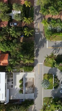 Miami Sahili manzaralı güzel evler, parlayan havuzlar, yemyeşil bitkiler ve pitoresk su yollarındaki tekneler, lüks kıyı yaşamının somut örneği, Sunny Isles Sahili, Florida