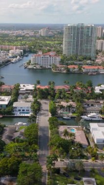 Bu nefes kesici hava manzarası Miami Sahili 'nin güzel su yolları boyunca yuva yapmış lüks havuzlar, zarif yatlar ve her yerde verimli tropikal manzaralarla dolu lüks evler sergiliyor.