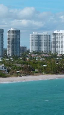 Miami Sahili 'nin göz kamaştırıcı bir manzarasını keşfedin. Parlak silüeti, güzel kıyı şeridi ve lüks sahili. Floridas' ı keşfetmek için mükemmel bir yer.