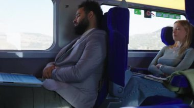 Keyifli bir tren yolculuğunda, iyi giyimli bir adam arkasındakiler uyurken dinlenir, seyahatlerinin ve yolculukları boyunca paylaştıkları anlamlı anların zevkini vurgular.