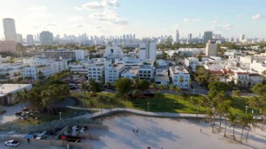 Bu hava görüntüsü, Florida 'nın sayısız ziyaretçinin uğrak yeri olan South Beach' in lüks ve güzelliğini gözler önüne seren Miami Beachs 'ın canlı ufuk çizgisini ve resimli kıyı şeridini yakalıyor.