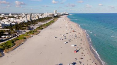 Miami Beach 'in çarpıcı sahil şeridini ve canlı sahil şeridini, Güney Sahili Miami' yi, lüks seyahat meraklıları için macera ve güzellik arayışlarını gösteren hava görüntüleri. Miami Florida