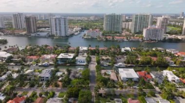 Miami Beach, Sunny Isles Sahili 'ndeki güzel su kanalları boyunca yuva yapmış lüks havuzlar, zarif yatlar, Miami, Florida, ABD' deki lüks evlerin nefes kesici hava manzarası. 