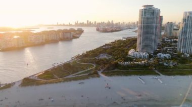 Miami Sahili 'nin, ufuk çizgisini, sahil şeridini ve lüks sahil şeridini gösteren sinematik görüntüsü. Unutulmaz bir yaz tatili için şehir manzarası ve doğal güzelliğin mükemmel bir karışımı..