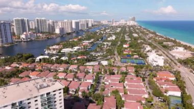 Miami Plajı 'ndaki bir yerleşim bölgesinin sinematik nefes kesici manzarası, lüks evler, Güney Sahili Miami, havuzlar ve Florida' yı tanımlayan yemyeşil tropikal manzaralar.