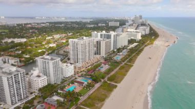 Miami Sahili, Güney Sahili 'nin nefes kesici görüntüsü canlı ufuk çizgisi, çarpıcı kıyı şeridi ve yaz tatilleri ve rahatlama için ideal deniz manzarası.