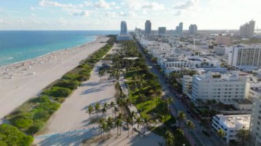 Miami Beach, Florida 'nın nefes kesici hava manzarası, canlı Miami kıyı şeridini ve lüks atmosferini vurguluyor, unutulmaz yaz tatilleri için mükemmel ve plaj kenarında dinlendirici.