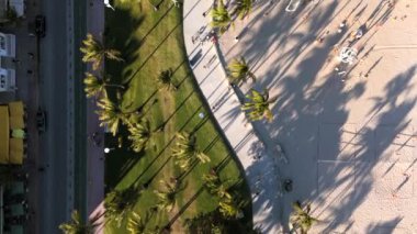 Miami Beach, Florida 'nın nefes kesen hava görüntüleri, çarpıcı sahil şeridi parkını gösteriyor, kıyı şeridini parlaklaştırıyor, ve limanı davet ediyor, Florida' daki lüks seyahat tatilini mükemmel bir şekilde gösteriyor.