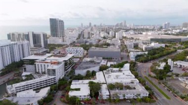 Canlı bir Miami Beach mahallesinin nefes kesici hava manzarasını keşfetmek için bir dakikanızı ayırın. Lüks evleri, havuzları ve bu bölgeyi tanımlayan verimli tropikal manzaraları gözler önüne serin.